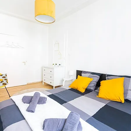 Apartment Calme, Equipe *