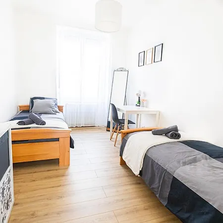 Apartment Calme, Equipe *